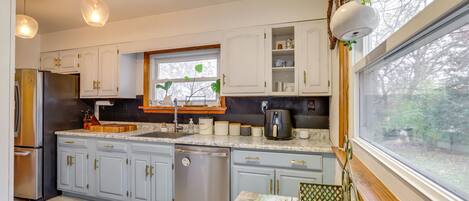 Fridge, stovetop, dishwasher, cookware/dishes/utensils