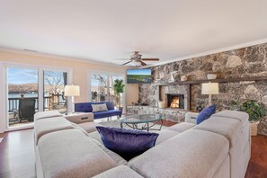 TV, fireplace - Close to Oaks Golf Course~ Newly Decorated~ 5 min from Margaritaville~ Lake Front~ Private Dock (Osage Beach)