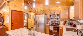 Pet-Friendly Chattanooga Cabin w/ Hot Tub & Kayaks