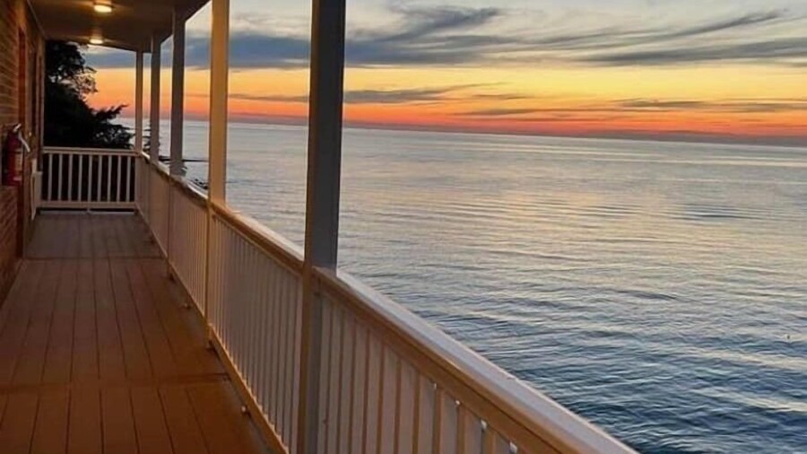 Pete's Lakefront Motel