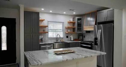 Convenient & stylish 2 bedroom, 2 bath with modern touch in quiet neighborhood.