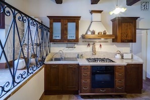 Ofen, Geschirrspüler, Wasserkocher, Toaster