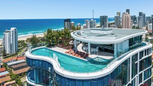 Ein modernes Hotel mit Dachpool und Meerblick.