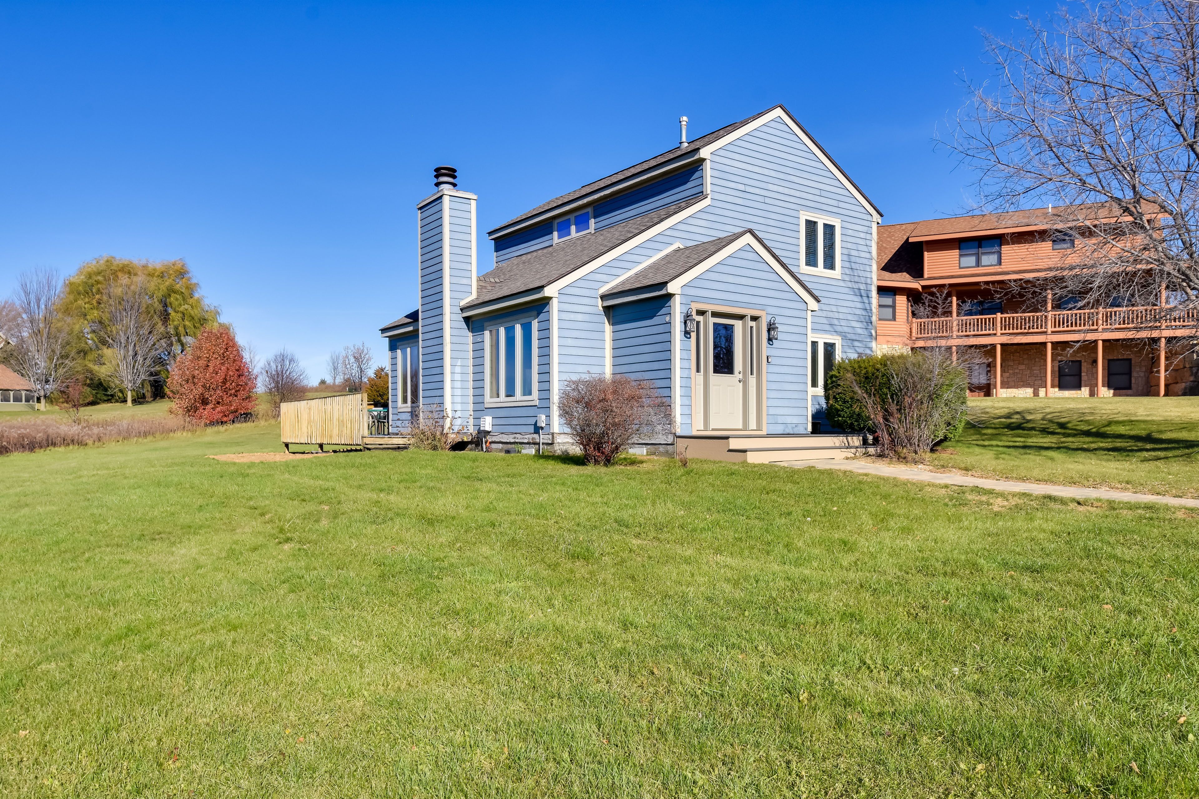 Cozy Illinois Abode w/ Deck & Grill, Near Golfing!