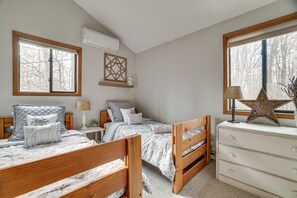 3 habitaciones, escritorio y tabla de planchar con plancha 
