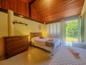 3 chambres, fer et planche à repasser, Wi-Fi, draps fournis