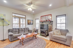 TV, fireplace, books - Waterfront Lake Anna Home: Kayaks & Private Dock (Mineral)