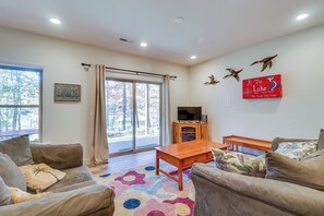 TV, fireplace, books - Waterfront Lake Anna Home: Kayaks & Private Dock (Mineral)