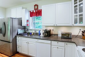 Cafetera y tetera, refrigerador, microondas y horno 