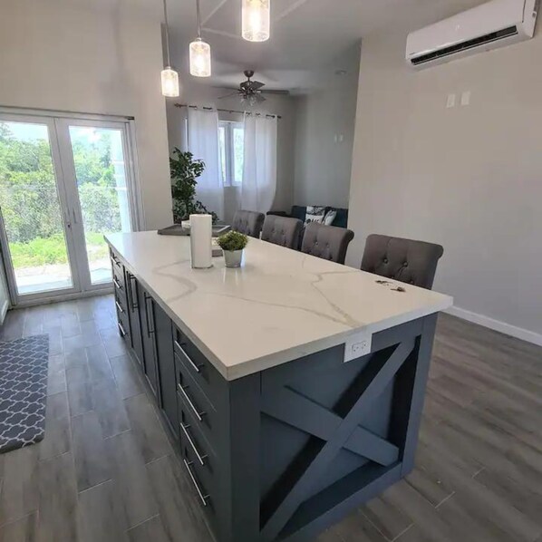 Basic Villa | Private kitchen | Full-size fridge, dishwasher, cookware/dishes/utensils - EXCLUSIVE Apartment in Nasau Bahamas (Nassau)