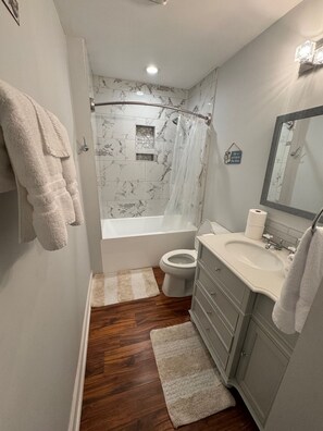 Secadora de cabello, toallas, jabón, papel de baño 