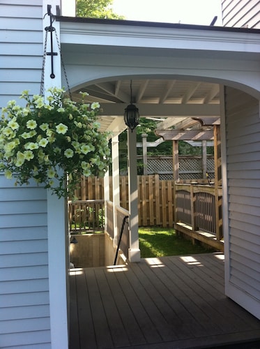 North Hill Section Home; walk to UVMMC & UVM, Chabad, downtown, lake.