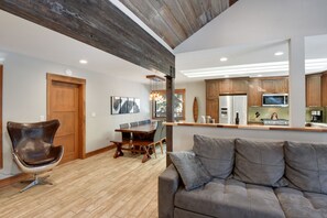 スマートテレビ、暖炉、テーブルサッカー台、卓球台