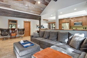 スマートテレビ、暖炉、テーブルサッカー台、卓球台