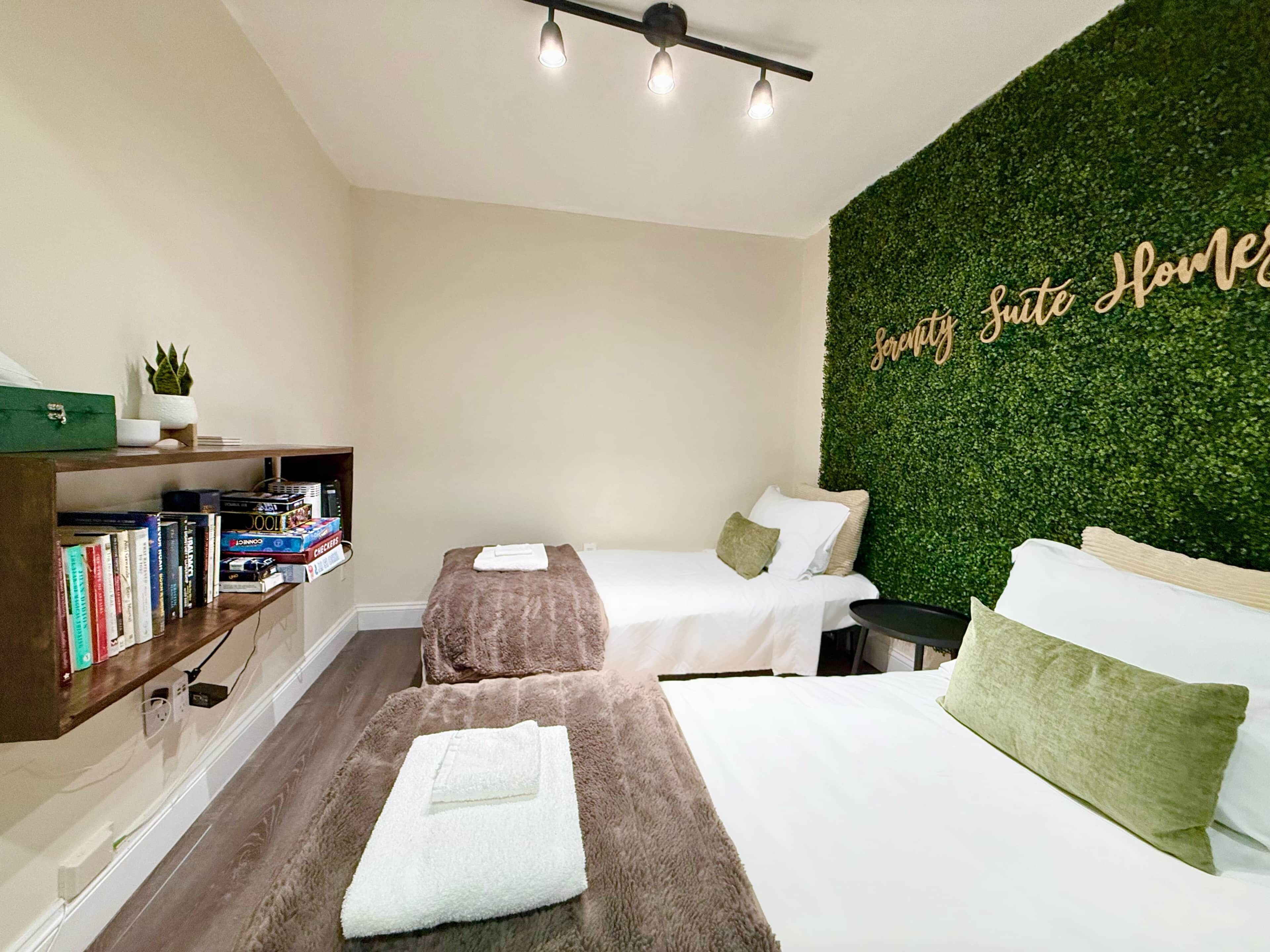 2 quartos, escrivaninha, ferros/tábuas de passar roupa, berço de viagem