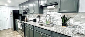 Serenity Suite Homes, Serene 2BD/1BA near Logan/Metro