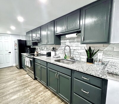 Serenity Suite Homes, Serene 2BD/1BA near Logan/Metro