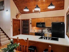 Private kitchen - Pine Grove Cabin side A (Branson West)