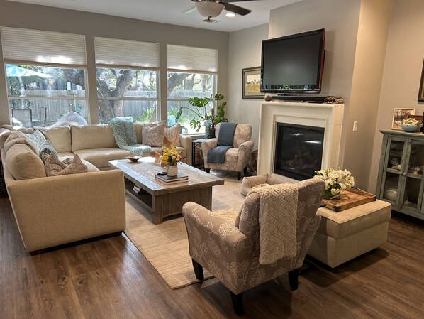 TV, fireplace - FULLY REMODELED-BEST LOCATION IN AUSTIN Pet Friendly-Gateway to the Hill Country (Austin)