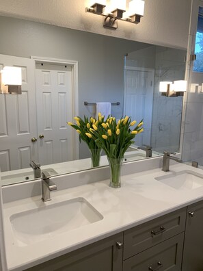 シャワー、ヘアドライヤー、タオル、石鹸