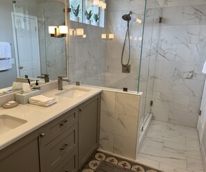 Dusche, Haartrockner, Handtücher, Seife