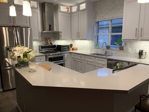 冷蔵庫、電子レンジ、オーブン、コンロ