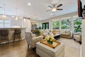 Living area - FULLY REMODELED-BEST LOCATION IN AUSTIN Pet Friendly-Gateway to the Hill Country (Austin)