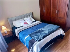 3 chambres, fer et planche à repasser, Wi-Fi, draps fournis