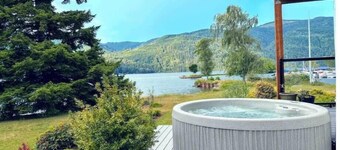Private 2 bedroom Lakeshore Chalet getaway