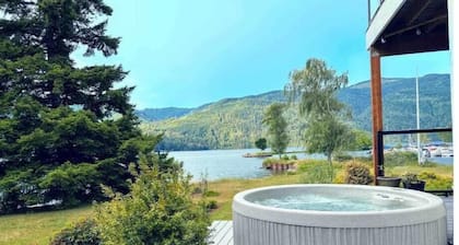 Private 2 bedroom Lakeshore Chalet getaway