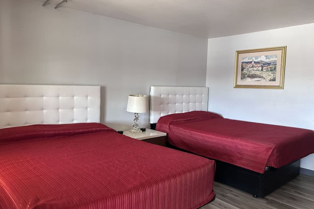 Chambre, 2 grands lits, non-fumeurs | Coffres-forts dans les chambres, bureau, fer et planche à repasser