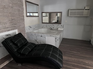 Chambre Élite, 1 très grand lit (Electric Fire Bed) | Coffres-forts dans les chambres, bureau, fer et planche à repasser