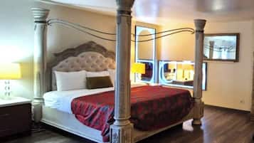 Jacuzzi Suite King Room | In-room safe, desk, iron/ironing board, free WiFi