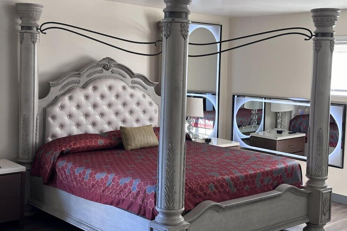 Chambre Élite, 1 très grand lit, non-fumeurs (Roman Bed) | Coffres-forts dans les chambres, bureau, fer et planche à repasser