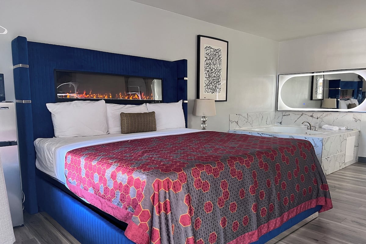 Chambre Élite, 1 très grand lit (Electric Fire Bed) | Coffres-forts dans les chambres, bureau, fer et planche à repasser