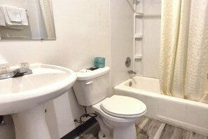 Elite King Room | Banheiro | Produtos de toalete grátis, toalhas de banho