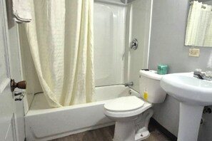 Room, 1 King Bed, Non Smoking | Bathroom