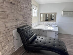 Suite, 1 très grand lit (Jacuzzi & Electric Fire Bed) | Coffres-forts dans les chambres, bureau, fer et planche à repasser