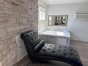 Suite, 1 très grand lit (Jacuzzi & Electric Fire Bed) | Coffres-forts dans les chambres, bureau, fer et planche à repasser