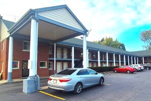 Free self-parking - Elite Inn & Suites South Holland Chicago (South Holland)