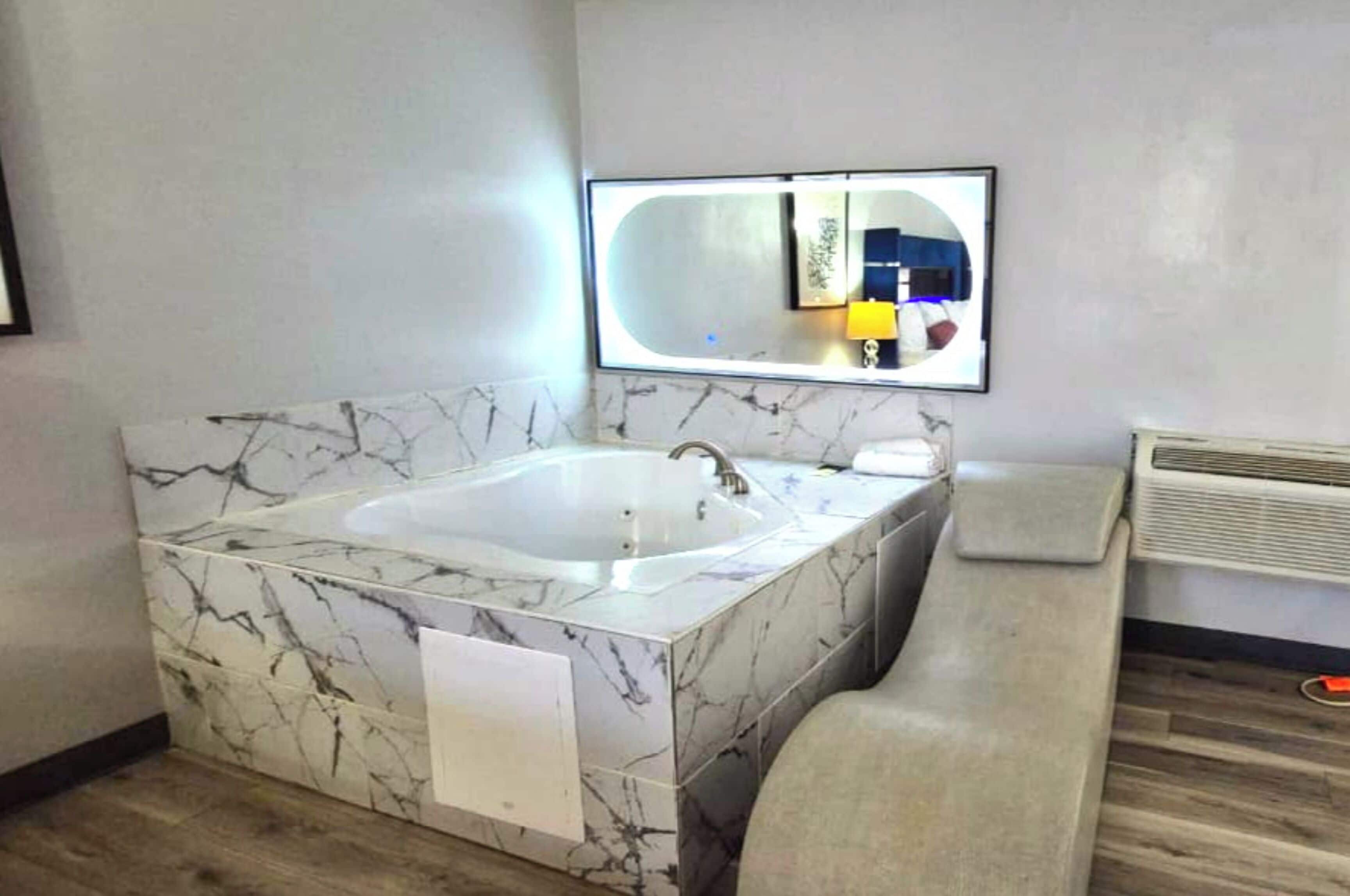 Jacuzzi Suite King Room | Tina de hidromasaje