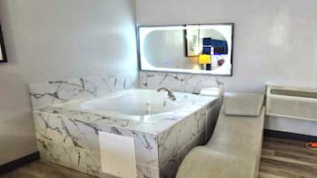 Jacuzzi Suite King Room | Jetted tub