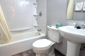 Elite King Room | Bathroom | Free toiletries, towels - Elite Inn & Suites South Holland Chicago (South Holland)