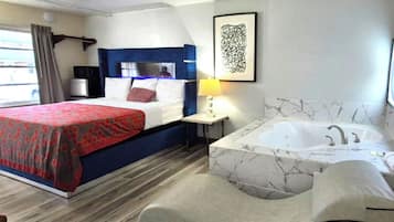 Jacuzzi Suite King Room | In-room safe, desk, iron/ironing board, free WiFi