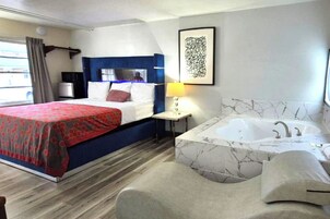 Jacuzzi Suite King Room | In-room safe, desk, iron/ironing board, free WiFi