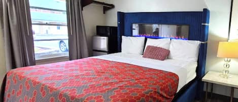 Jacuzzi Suite King Room | In-room safe, desk, iron/ironing board, free WiFi