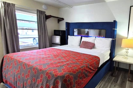 Jacuzzi Suite King Room | In-room safe, desk, iron/ironing board, free WiFi