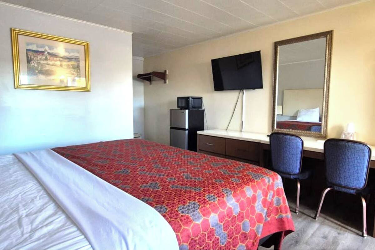 Room, 1 King Bed, Non Smoking | In-room safe, desk, iron/ironing board, WiFi (free)