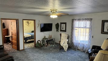 5 bedrooms, desk, WiFi, bed sheets