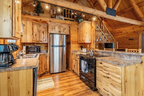 Newton Creek Cabin | 3 Bed, 1 Bath with garage